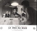 Le dos au mur