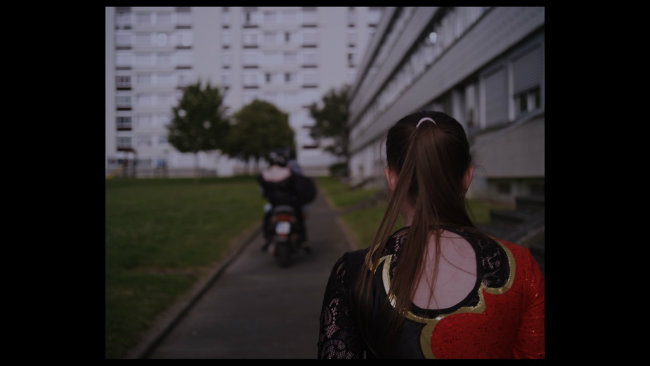 Des confettis sur le béton