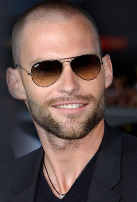 Бритый в очках. Seann William Scott Beard. Щетина у мужчин. Лысый мужчина. Лысые стрижки для мужчин.