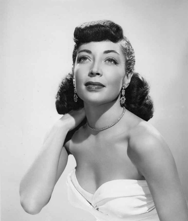 Старые фото мари. Dakota Lil фильм 1950. Мари Уиндсор Marie Windsor xxx.