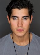 Henry Zaga 361754